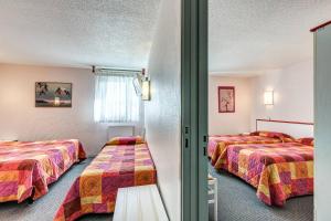 Hotels LOGIS Hotel Le Moulin Des Gardelles : Chambre Communicante (4 Personnes)