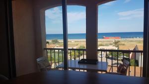 Barcarès plage en face au village studio rénové 2-4 couchages parking vue mer splendide