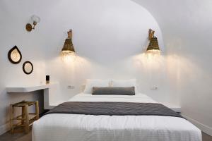 Superior Cave Villa with Outdoor Hot Tub and Caldera View room in Virginia's Cave Villas