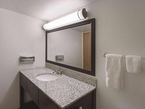King Room - Non-Smoking
 room in La Quinta by Wyndham Woodburn
