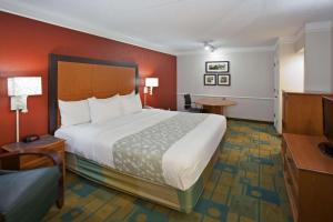 Deluxe King Room room in La Quinta Inn by Wyndham Phoenix Sky Harbor Airport
