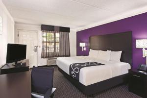 King Room with Bath Tub - Mobility Accessible/Non-Smoking room in La Quinta Inn by Wyndham Fresno Yosemite