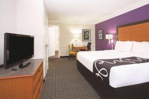 King Room - Disability Access room in La Quinta Inn by Wyndham Denver Westminster