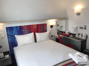 Double Room - Disability Access room in Ramada Milton Keynes