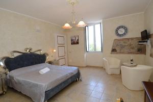 Residenza Casale San Francesco free parking