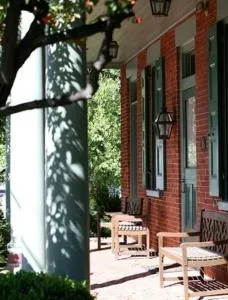 Bird-in-Hand Village Inn & Suites - Bird in Hand