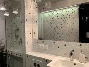 Q4 APARTMENTS - Elizabeth II