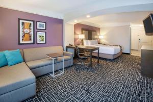 Deluxe King Room room in La Quinta by Wyndham Cincinnati Airport Florence