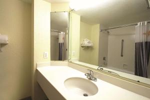 King Room - Pet Friendly/Non-Smoking room in La Quinta by Wyndham Coral Springs University Dr