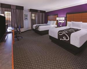 Double Room with Two Double Beds and Bath Tub - Mobility/Hearing Accessible - Non-Smoking room in La Quinta Inn by Wyndham San Marcos
