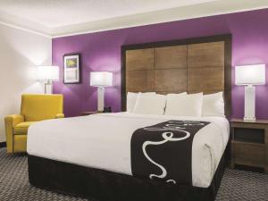 King Room - Disability Access room in La Quinta by Wyndham Alexandria Airport