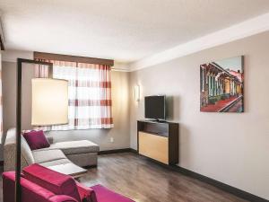 Deluxe King Suite room in La Quinta by Wyndham New Orleans Downtown