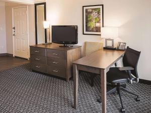 King Room with Bath Tub - Mobility/Hearing Accessible - Non-Smoking room in La Quinta by Wyndham Fort Worth City View