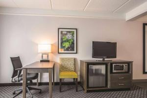 King Room with Roll-In Shower - Mobility/Hearing Accessible - Non-Smoking room in La Quinta by Wyndham Tampa Brandon Regency Park