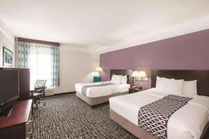 Queen Room with Two Queen Beds and Bath Tub - Mobility/Hearing Accessible - Non-Smoking room in La Quinta by Wyndham Mansfield TX
