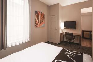 Queen Room room in La Quinta by Wyndham Chicago Downtown