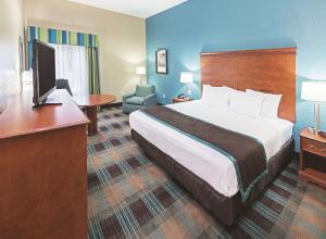 Deluxe King Room room in La Quinta by Wyndham Houston Hobby Airport