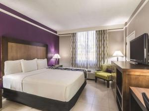 King Room with Bath Tub - Mobility/Hearing Accessible - Non-Smoking room in La Quinta Inn by Wyndham Jupiter