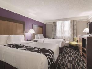 Double Room with Two Double Beds and Bath Tub - Mobility Accessible/Non-Smoking room in La Quinta Inn by Wyndham Jupiter