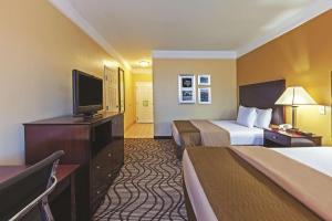 Queen Room with Two Queen Beds and Bath Tub - Mobility/Hearing Access - Non-Smoking room in La Quinta by Wyndham Angleton