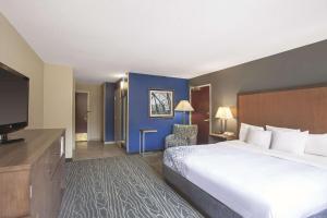 King Room with Bath Tub - Mobility Accessible/Non-Smoking room in La Quinta Inn by Wyndham Richmond South
