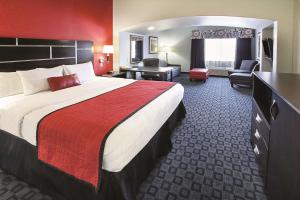 Executive King Room - Non-Smoking room in La Quinta by Wyndham Dallas - Hutchins