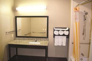 Queen Room with Two Queen Beds and View - Mobility Access/Non-Smoking room in La Quinta by Wyndham Pearsall