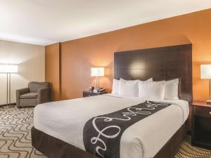 King Room room in La Quinta by Wyndham Knoxville Central Papermill