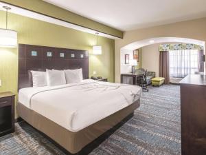King Room with Sofa Bed - Non-Smoking room in La Quinta by Wyndham Dallas Grand Prairie South