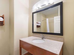 King Room - Non-Smoking room in La Quinta by Wyndham Mathis