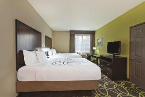 Queen Room with Two Queen Beds and Bath Tub - Mobility/Hearing Accessible - Non-Smoking room in La Quinta by Wyndham Los Banos