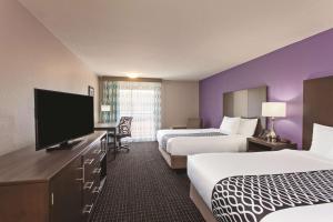 Queen Room with Two Queen Beds - Ground Floor room in La Quinta by Wyndham Pomona