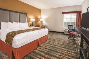 King Room - Mobility Access/Non-Smoking room in La Quinta by Wyndham San Antonio by AT&T Center