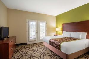Deluxe Executive King Room - Non-Smoking room in La Quinta by Wyndham Conference Center Prescott