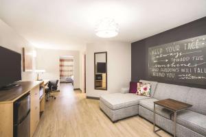 King Suite with Sofa Bed room in La Quinta by Wyndham Chattanooga-Hamilton Place