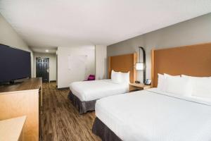 Queen Room with Two Queen Beds and Roll-in Shower - Mobility Accessible/Non-Smoking room in La Quinta by Wyndham Chattanooga North - Hixson