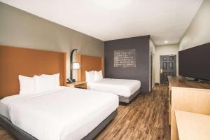 Queen Room with Two Queen Beds room in La Quinta by Wyndham Chattanooga North - Hixson