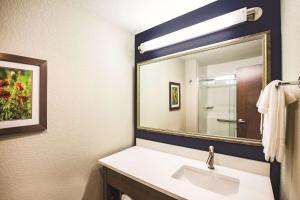 King Room - Non-Smoking room in La Quinta by Wyndham Wichita Northeast