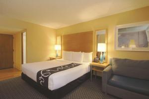 Deluxe Executive King Room - Non-Smoking room in La Quinta I-95 Deerfield Beach