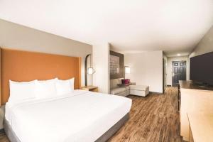 King Room with Roll-in Shower - Mobility Access/Non-Smoking room in La Quinta by Wyndham Chattanooga North - Hixson