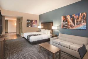 Executive King Room with Sofa Bed room in La Quinta by Wyndham Chicago Downtown