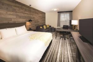 Deluxe King Room with Mobility/Hearing Impaired Access - Non-Smoking room in La Quinta by Wyndham McDonough