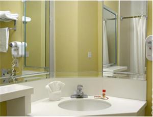 King Room with Mobility/Hearing Impaired Access - Non-Smoking room in Super 8 by Wyndham Los Angeles Downtown