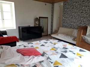 Maison plain pied, 2 chambres, longère typique , fraiche, dans bourg avec tous commerces