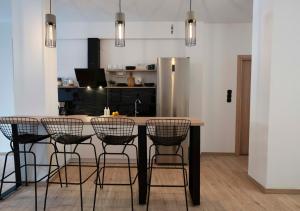 Modern 2bed 2bath loft in Acropolis area