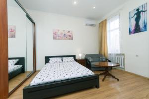 Apartment on Saksahanskoho Street