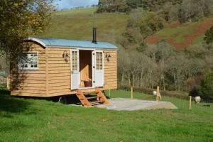 Snug Oak Hut with a view on a Welsh Hill Farm - Devynock