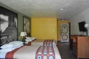 Queen Suite - Non-Smoking room in Super 8 by Wyndham St. George UT