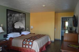 King Room - Mobility Access/Non-Smoking room in Super 8 by Wyndham St. George UT
