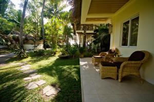 Mikes Dauin Dive Resort